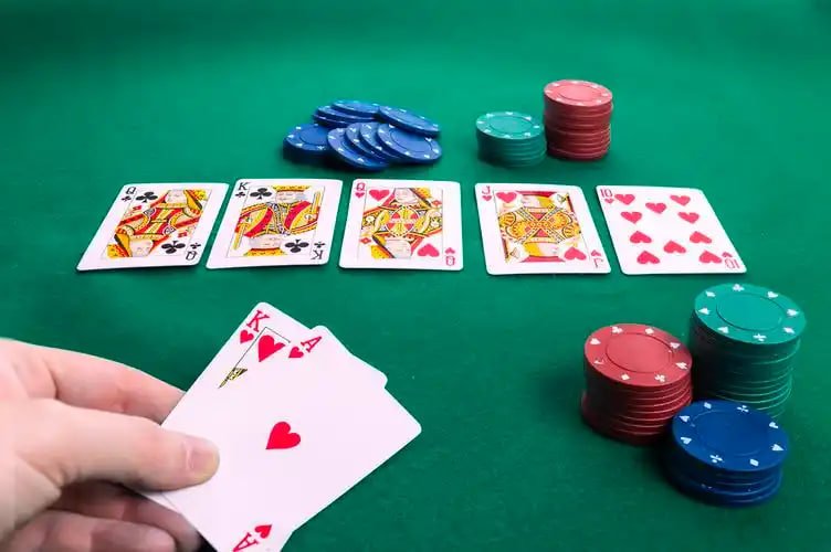 Live Dragon Tiger dealer dealing cards at kenzo500 studio